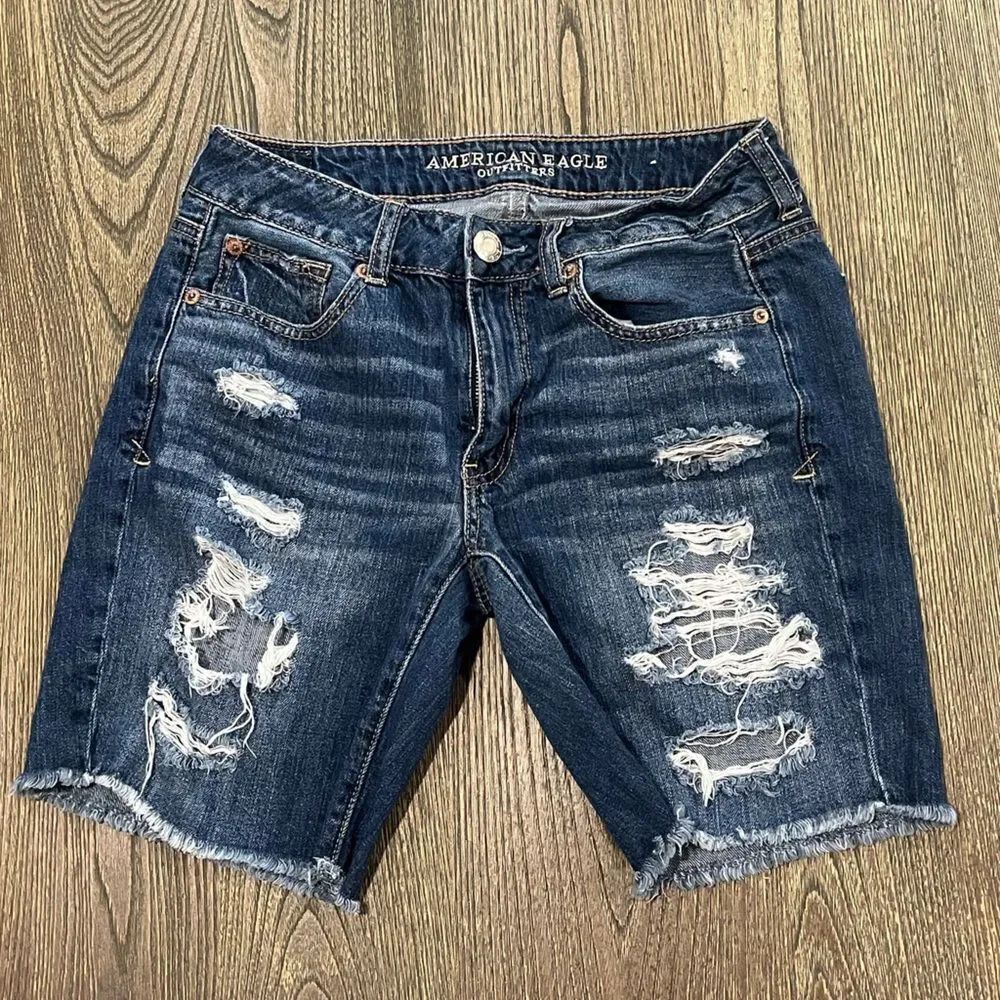 American Eagle Tomgirl Bermuda Shorts High Rise Distressed Medium Wash Size 2